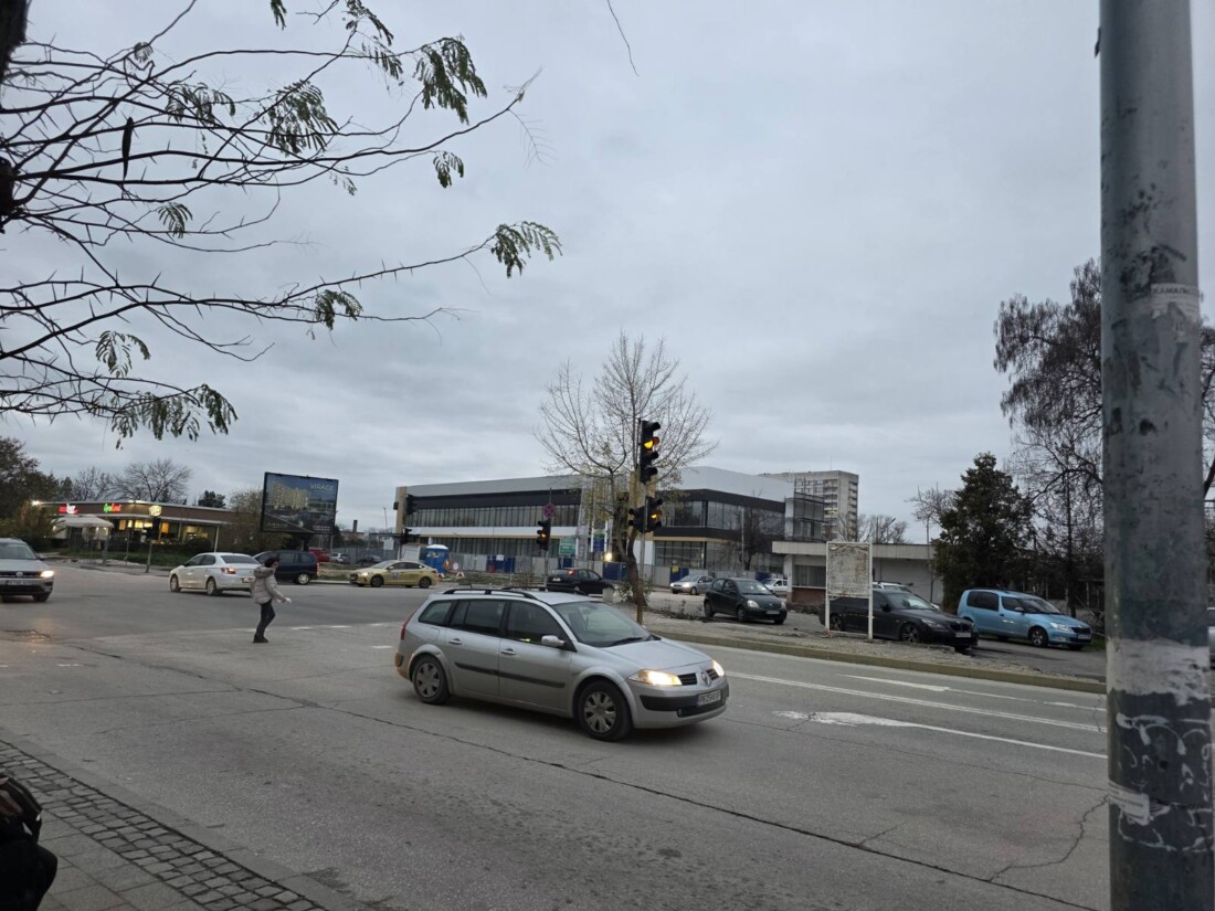 Заради неработещ светофар: Възлово кръстовище в Пловдив остава блокирано, ето каква е причината (СНИМКИ) 2 Заради неработещ светофар: Възлово кръстовище в Пловдив остава блокирано, ето каква е причината (СНИМКИ)