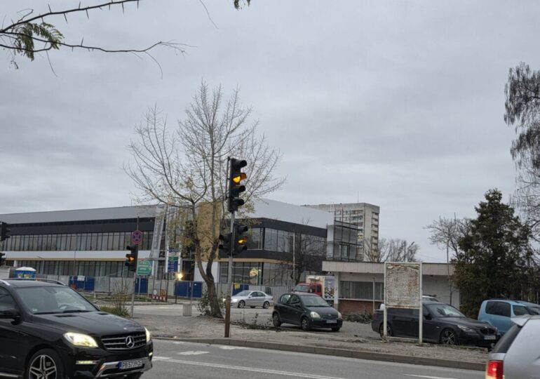 Заради неработещ светофар: Възлово кръстовище в Пловдив остава блокирано, ето каква е причината (СНИМКИ)