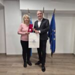 Кметът на „Източен“ с почетен плакет и поздравителен адрес за директора на НУ „Петко Р. Славейков“