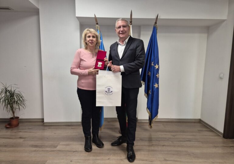 Кметът на „Източен“ с почетен плакет и поздравителен адрес за директора на НУ „Петко Р. Славейков“