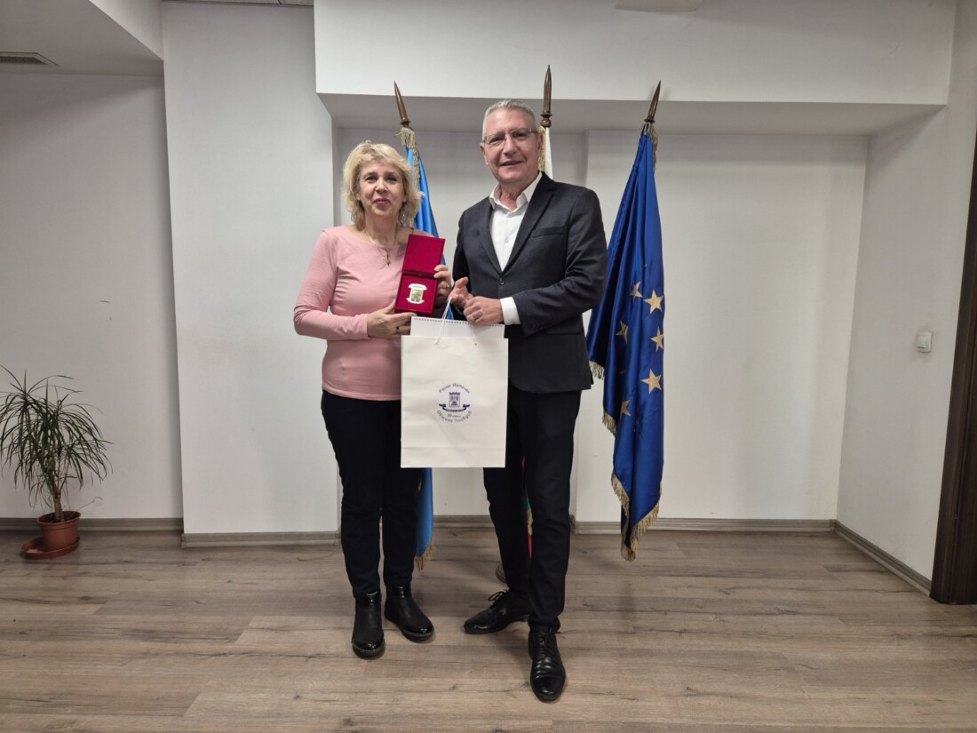 Кметът на „Източен“ с почетен плакет и поздравителен адрес за директора на НУ „Петко Р. Славейков“