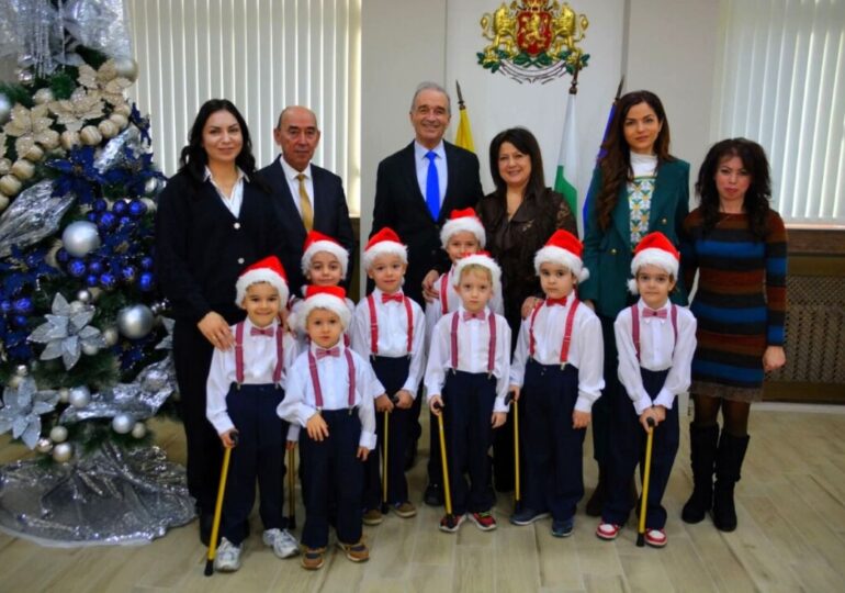 Добри гости коледари гостуваха на кмета на Асеновград (СНИМКИ)