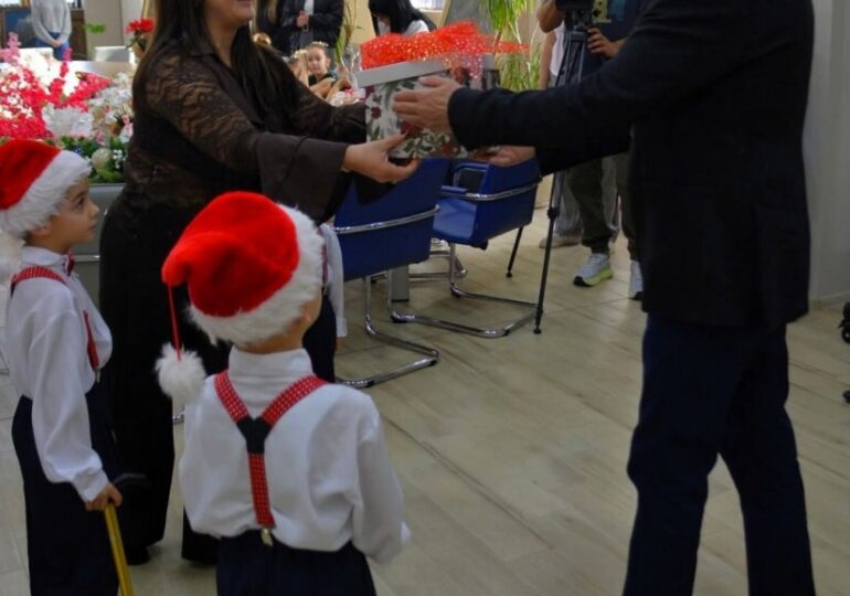 Добри гости коледари гостуваха на кмета на Асеновград (СНИМКИ)