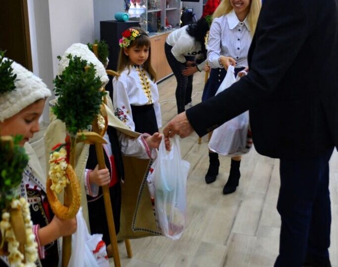 Добри гости коледари гостуваха на кмета на Асеновград (СНИМКИ)
