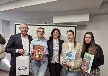 Кметът на район "Източен" награди призьорите в конкурса "Коледни чудеса" (СНИМКИ)