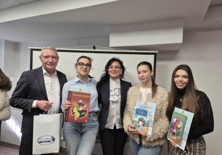 Кметът на район "Източен" награди призьорите в конкурса "Коледни чудеса" (СНИМКИ)