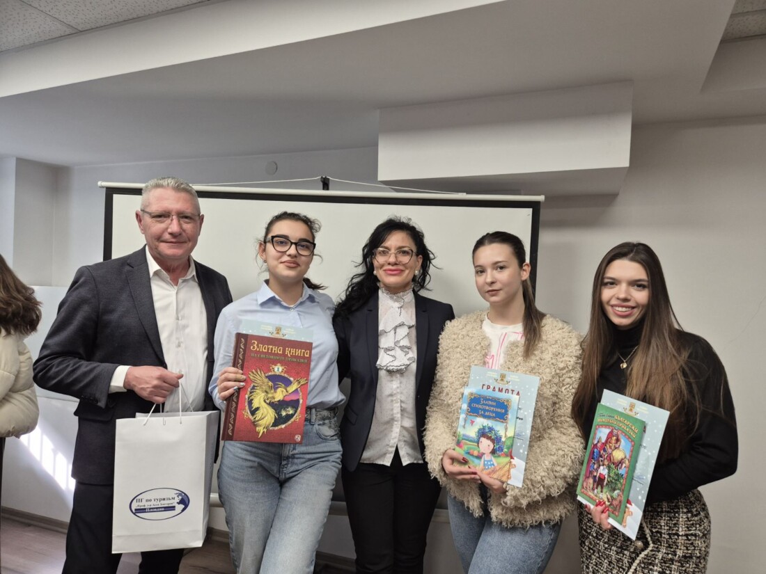 Кметът на район „Източен“ награди призьорите в конкурса „Коледни чудеса“ (СНИМКИ)