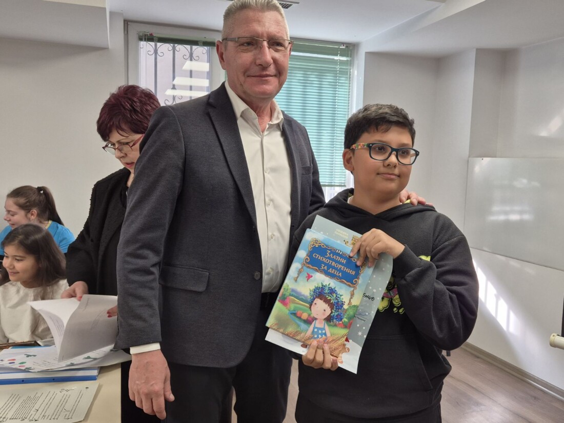 Кметът на район "Източен" награди призьорите в конкурса "Коледни чудеса" (СНИМКИ) 1 Кметът на район "Източен" награди призьорите в конкурса "Коледни чудеса" (СНИМКИ)