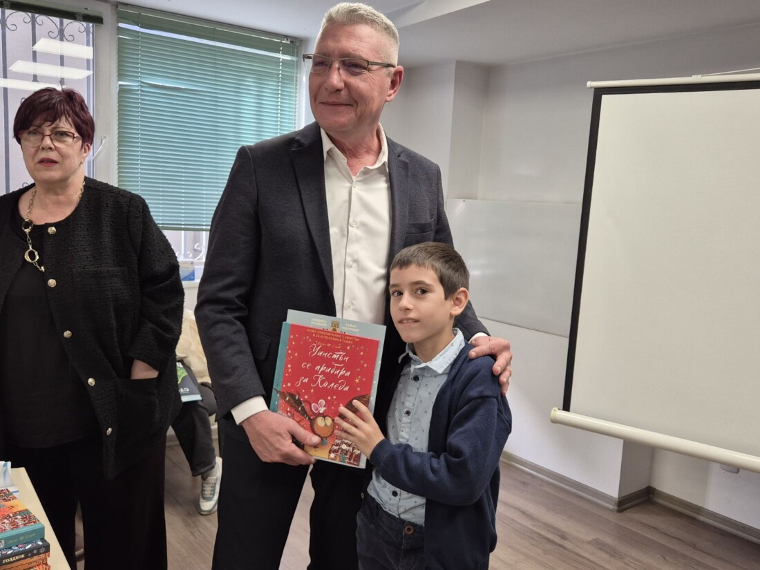 Кметът на район "Източен" награди призьорите в конкурса "Коледни чудеса" (СНИМКИ) 2 Кметът на район "Източен" награди призьорите в конкурса "Коледни чудеса" (СНИМКИ)