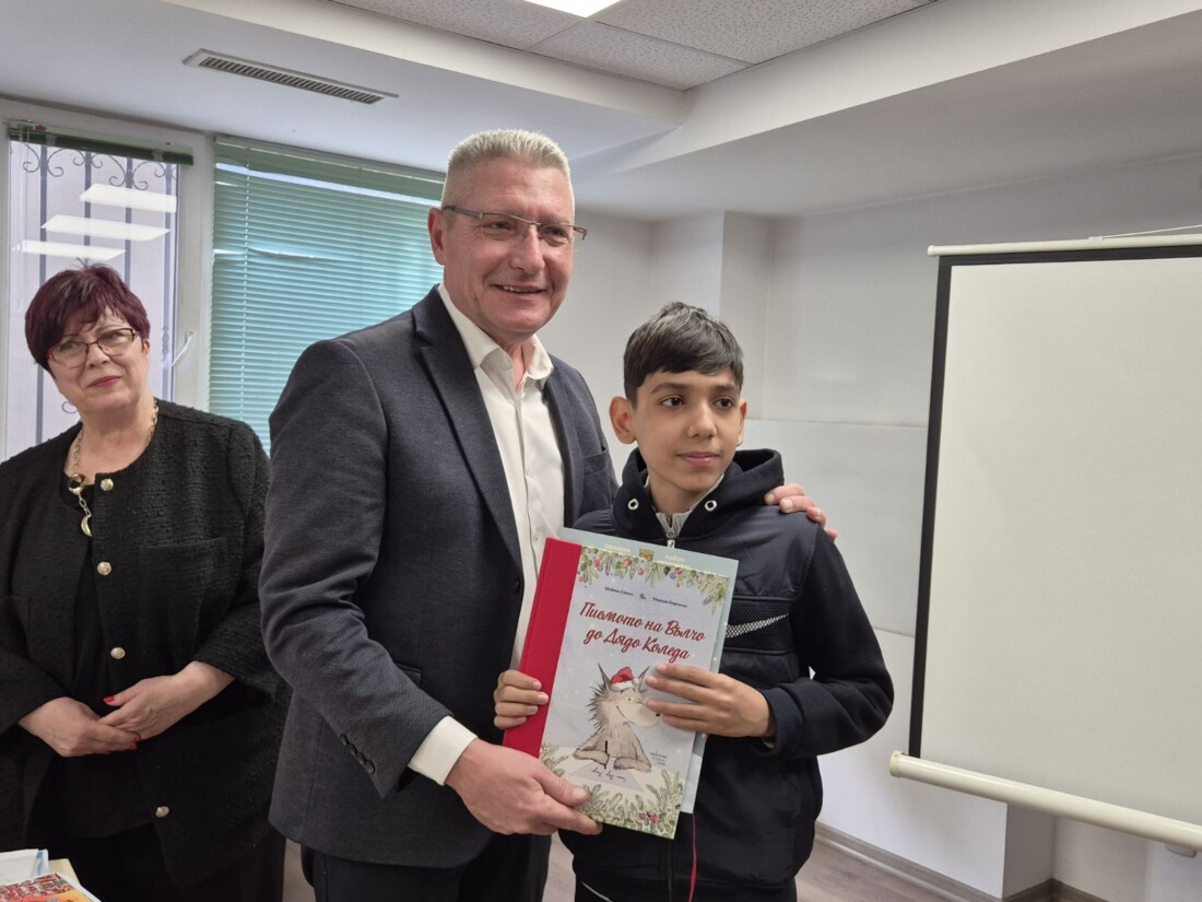 Кметът на район "Източен" награди призьорите в конкурса "Коледни чудеса" (СНИМКИ) 3 Кметът на район "Източен" награди призьорите в конкурса "Коледни чудеса" (СНИМКИ)