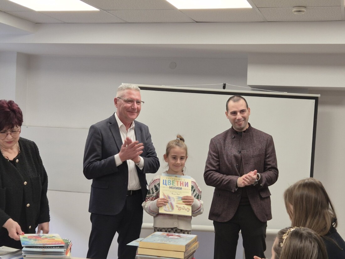 Кметът на район "Източен" награди призьорите в конкурса "Коледни чудеса" (СНИМКИ) 4 Кметът на район "Източен" награди призьорите в конкурса "Коледни чудеса" (СНИМКИ)