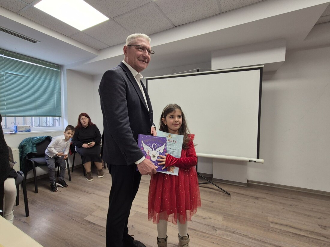 Кметът на район "Източен" награди призьорите в конкурса "Коледни чудеса" (СНИМКИ) 5 Кметът на район "Източен" награди призьорите в конкурса "Коледни чудеса" (СНИМКИ)