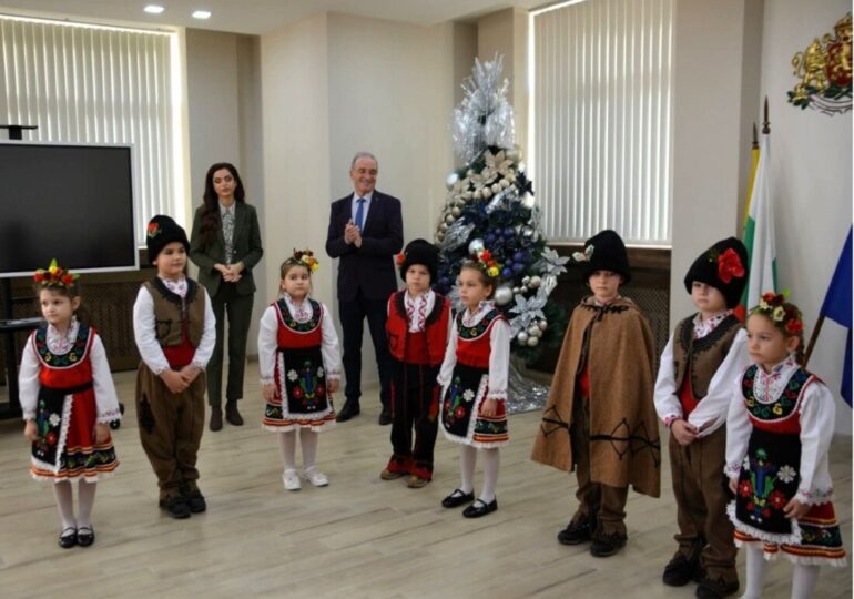 Добри гости коледари гостуваха на кмета на Асеновград (СНИМКИ)