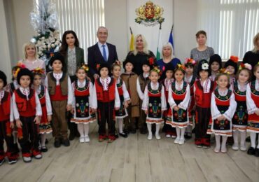 Добри гости коледари гостуваха на кмета на Асеновград (СНИМКИ)