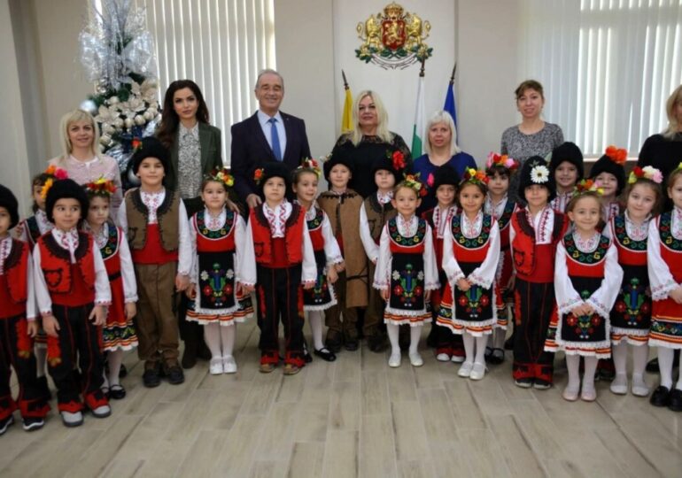 Добри гости коледари гостуваха на кмета на Асеновград (СНИМКИ)