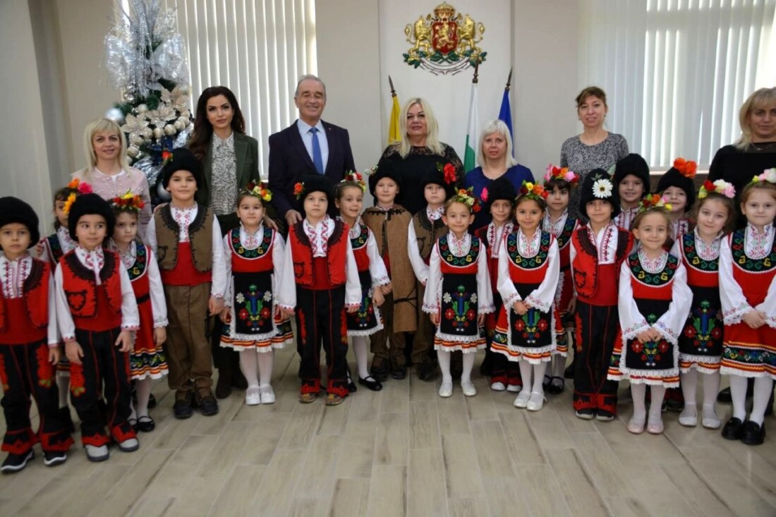 Добри гости коледари гостуваха на кмета на Асеновград (СНИМКИ)