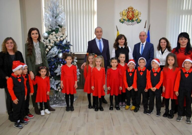 Добри гости коледари гостуваха на кмета на Асеновград (СНИМКИ)