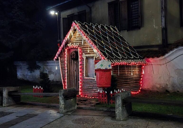 „ДоброТворци“ преобразиха центъра на град Калофер за празниците (СНИМКИ)