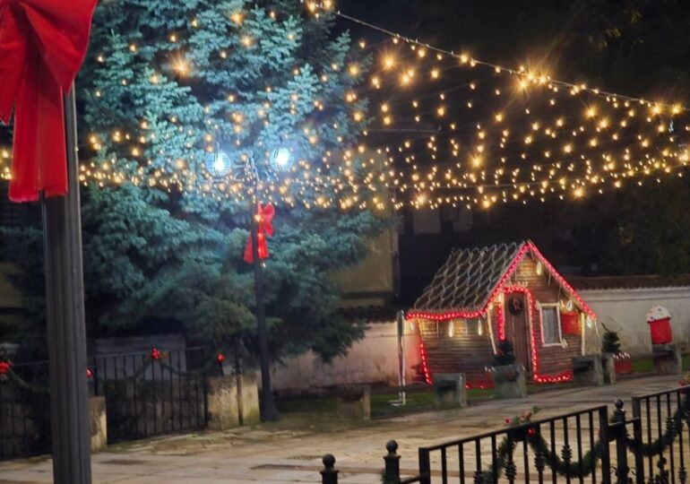 „ДоброТворци“ преобразиха центъра на град Калофер за празниците (СНИМКИ)