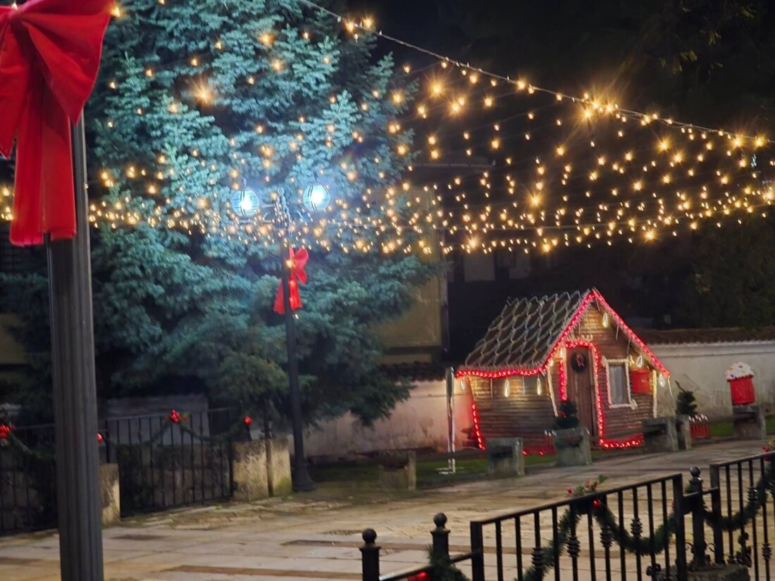 „ДоброТворци“ преобразиха центъра на град Калофер за празниците (СНИМКИ)