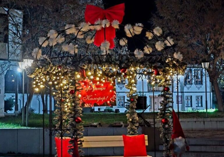 „ДоброТворци“ преобразиха центъра на град Калофер за празниците (СНИМКИ)