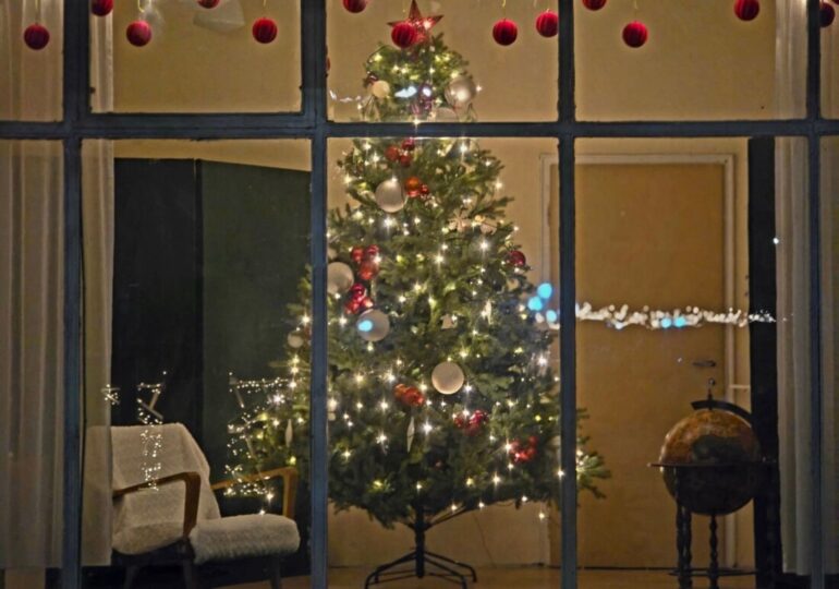 „ДоброТворци“ преобразиха центъра на град Калофер за празниците (СНИМКИ)