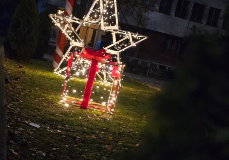 „ДоброТворци“ преобразиха центъра на град Калофер за празниците (СНИМКИ)