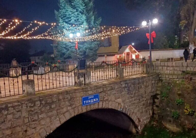 „ДоброТворци“ преобразиха центъра на град Калофер за празниците (СНИМКИ)