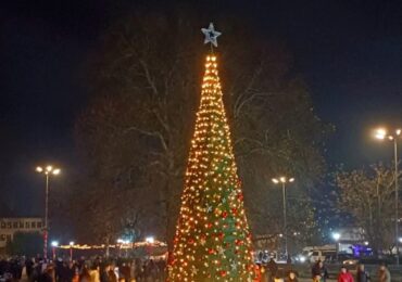 „ДоброТворци“ преобразиха центъра на град Калофер за празниците (СНИМКИ)