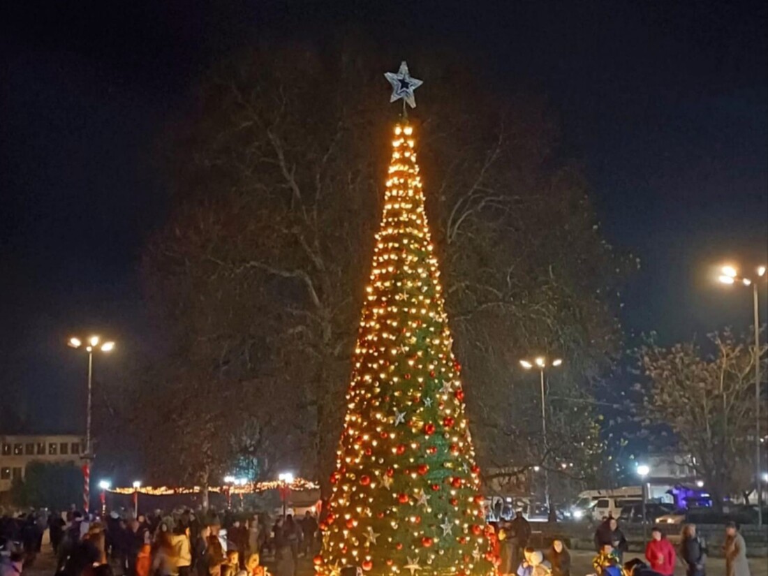 „ДоброТворци“ преобразиха центъра на град Калофер за празниците (СНИМКИ)