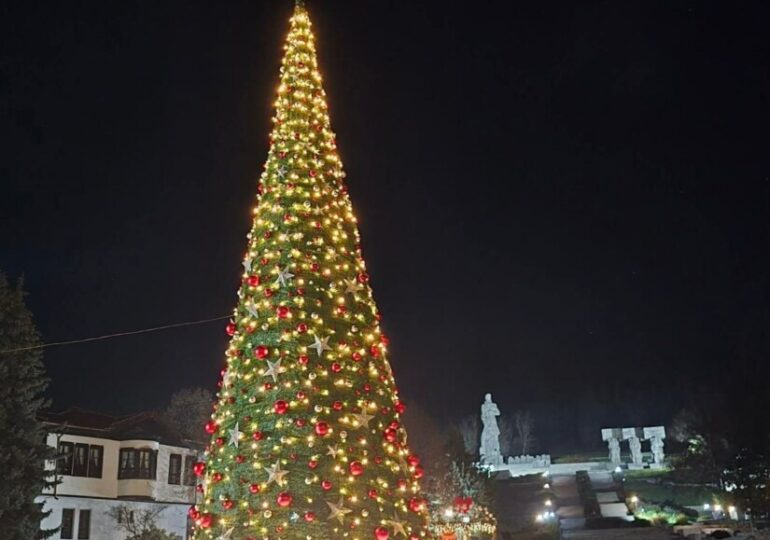 „ДоброТворци“ преобразиха центъра на град Калофер за празниците (СНИМКИ)
