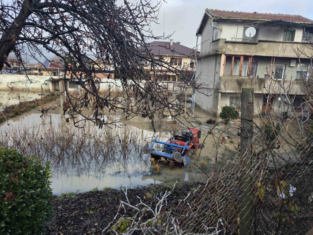 Каква е ситуацията в Гелеменово след проливните дъждове? (СНИМКИ)