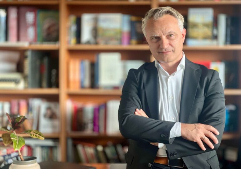 Захари Карабашлиев представя в София новия си роман „Последният ловец на делфини“ (ОТКЪС)