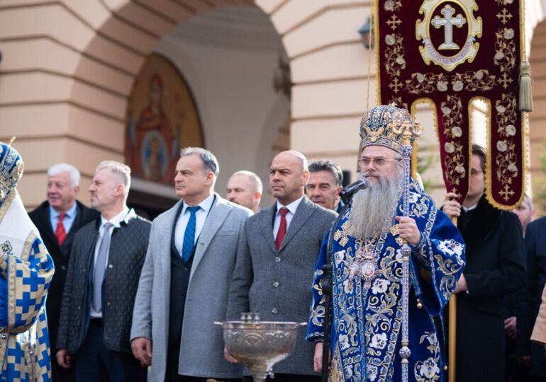 44-годишен пловдивчанин извади Богоявленския кръст от Марица, подари го на най-малкия участник в ритуала (СНИМКИ) 5 44-годишен пловдивчанин извади Богоявленския кръст от Марица, подари го на най-малкия участник в ритуала (СНИМКИ)