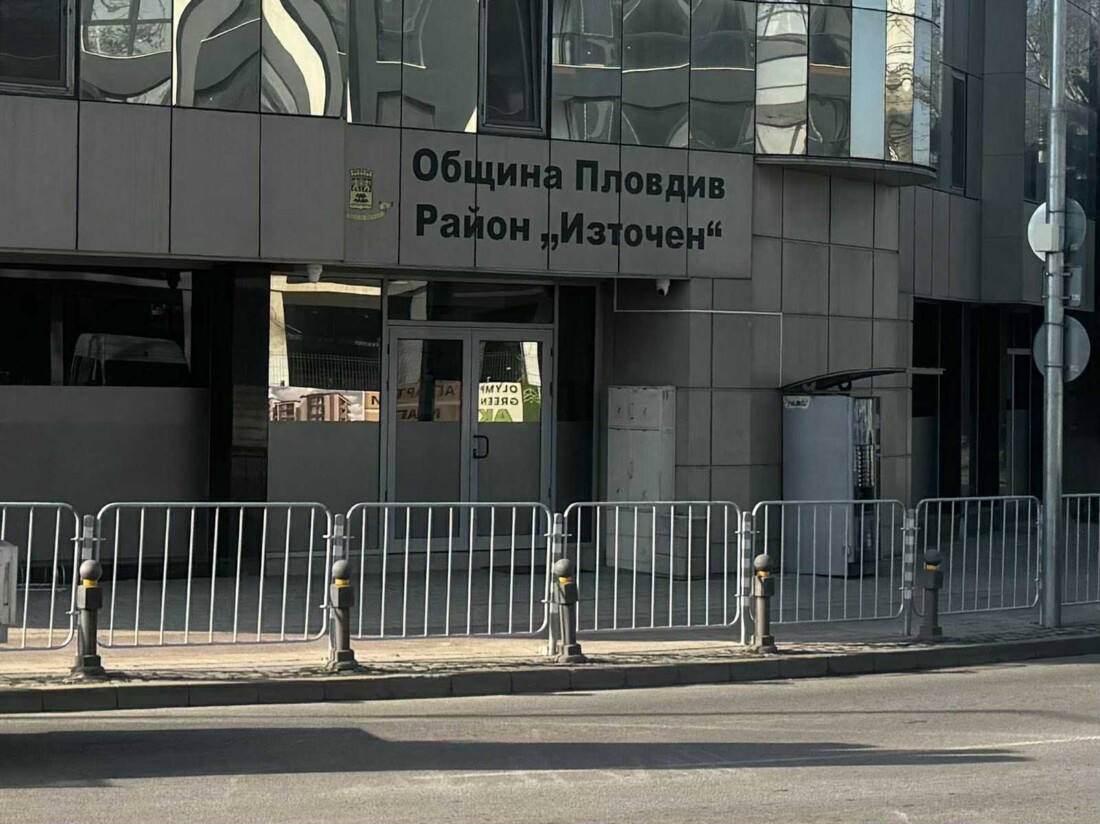 Започна поетапна подмяна на оградни пана по пловдивски булеварди (СНИМКИ)