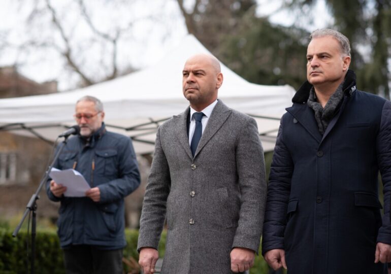 “И за опашката на дявола ще се хвана, ако трябва, но ще изтегля България“: Пловдив почете 172-та годишнина от рождението на Стефан Стамболов (СНИМКИ) 10 “И за опашката на дявола ще се хвана, ако трябва, но ще изтегля България“: Пловдив почете 172-та годишнина от рождението на Стефан Стамболов (СНИМКИ)