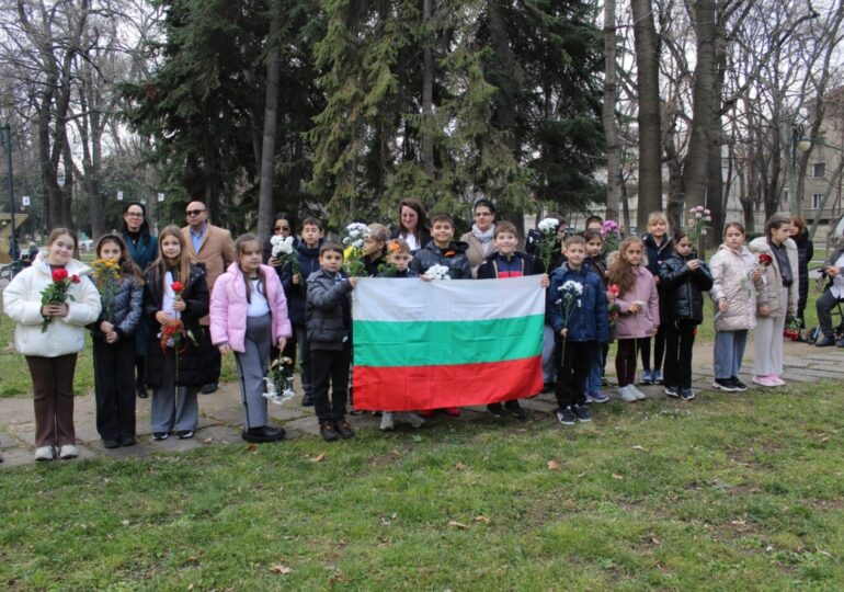 "Ботев е част от българското ДНК": Пловдив почете 178-та годишнина от рождението на поета-революционер (СНИМКИ) 9 "Ботев е част от българското ДНК": Пловдив почете 178-та годишнина от рождението на поета-революционер (СНИМКИ)