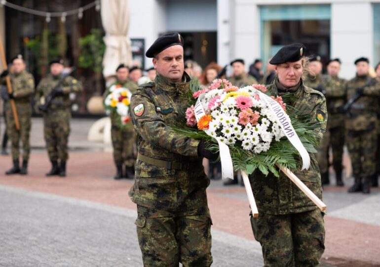 “И за опашката на дявола ще се хвана, ако трябва, но ще изтегля България“: Пловдив почете 172-та годишнина от рождението на Стефан Стамболов (СНИМКИ) 8 “И за опашката на дявола ще се хвана, ако трябва, но ще изтегля България“: Пловдив почете 172-та годишнина от рождението на Стефан Стамболов (СНИМКИ)