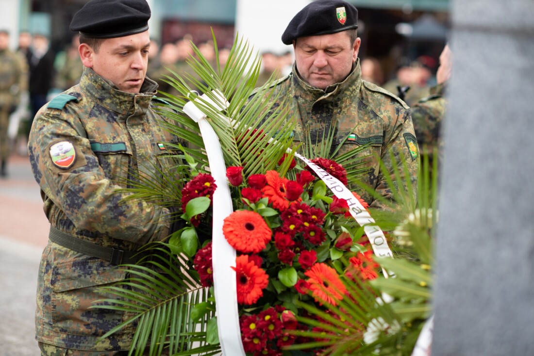 “И за опашката на дявола ще се хвана, ако трябва, но ще изтегля България“: Пловдив почете 172-та годишнина от рождението на Стефан Стамболов (СНИМКИ) 4 “И за опашката на дявола ще се хвана, ако трябва, но ще изтегля България“: Пловдив почете 172-та годишнина от рождението на Стефан Стамболов (СНИМКИ)