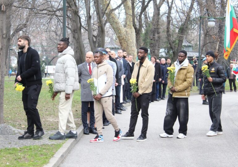 "Ботев е част от българското ДНК": Пловдив почете 178-та годишнина от рождението на поета-революционер (СНИМКИ) 14 "Ботев е част от българското ДНК": Пловдив почете 178-та годишнина от рождението на поета-революционер (СНИМКИ)