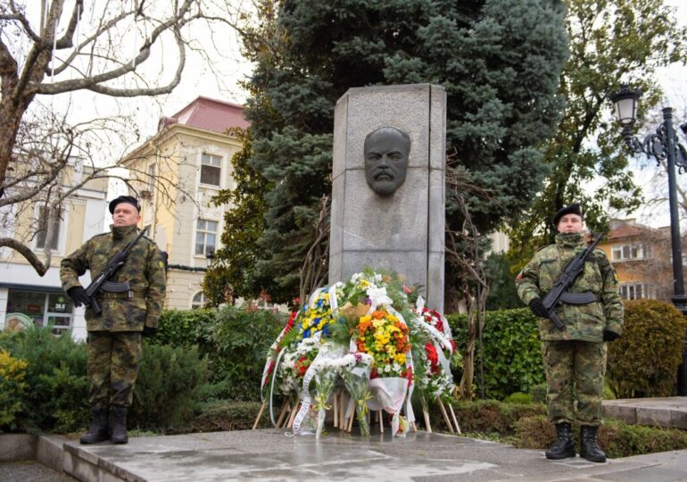 “И за опашката на дявола ще се хвана, ако трябва, но ще изтегля България“: Пловдив почете 172-та годишнина от рождението на Стефан Стамболов (СНИМКИ) 6 “И за опашката на дявола ще се хвана, ако трябва, но ще изтегля България“: Пловдив почете 172-та годишнина от рождението на Стефан Стамболов (СНИМКИ)