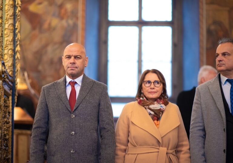 44-годишен пловдивчанин извади Богоявленския кръст от Марица, подари го на най-малкия участник в ритуала (СНИМКИ) 6 44-годишен пловдивчанин извади Богоявленския кръст от Марица, подари го на най-малкия участник в ритуала (СНИМКИ)