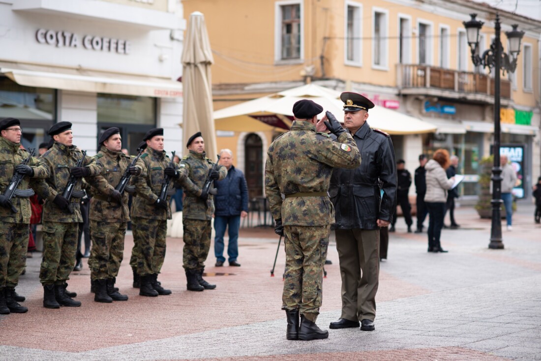 “И за опашката на дявола ще се хвана, ако трябва, но ще изтегля България“: Пловдив почете 172-та годишнина от рождението на Стефан Стамболов (СНИМКИ) 1 “И за опашката на дявола ще се хвана, ако трябва, но ще изтегля България“: Пловдив почете 172-та годишнина от рождението на Стефан Стамболов (СНИМКИ)