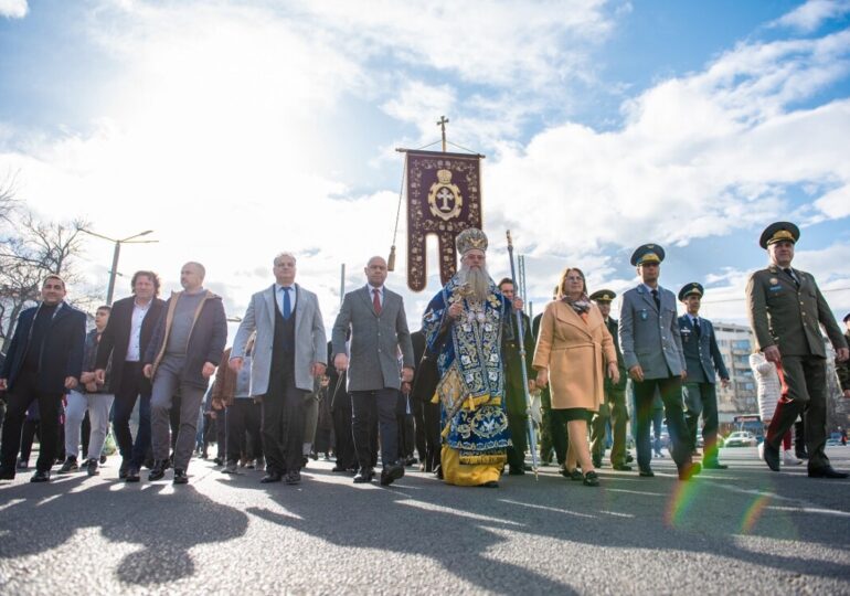 44-годишен пловдивчанин извади Богоявленския кръст от Марица, подари го на най-малкия участник в ритуала (СНИМКИ) 4 44-годишен пловдивчанин извади Богоявленския кръст от Марица, подари го на най-малкия участник в ритуала (СНИМКИ)