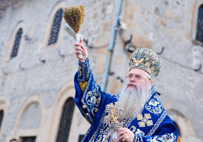 44-годишен пловдивчанин извади Богоявленския кръст от Марица, подари го на най-малкия участник в ритуала (СНИМКИ) 7 44-годишен пловдивчанин извади Богоявленския кръст от Марица, подари го на най-малкия участник в ритуала (СНИМКИ)