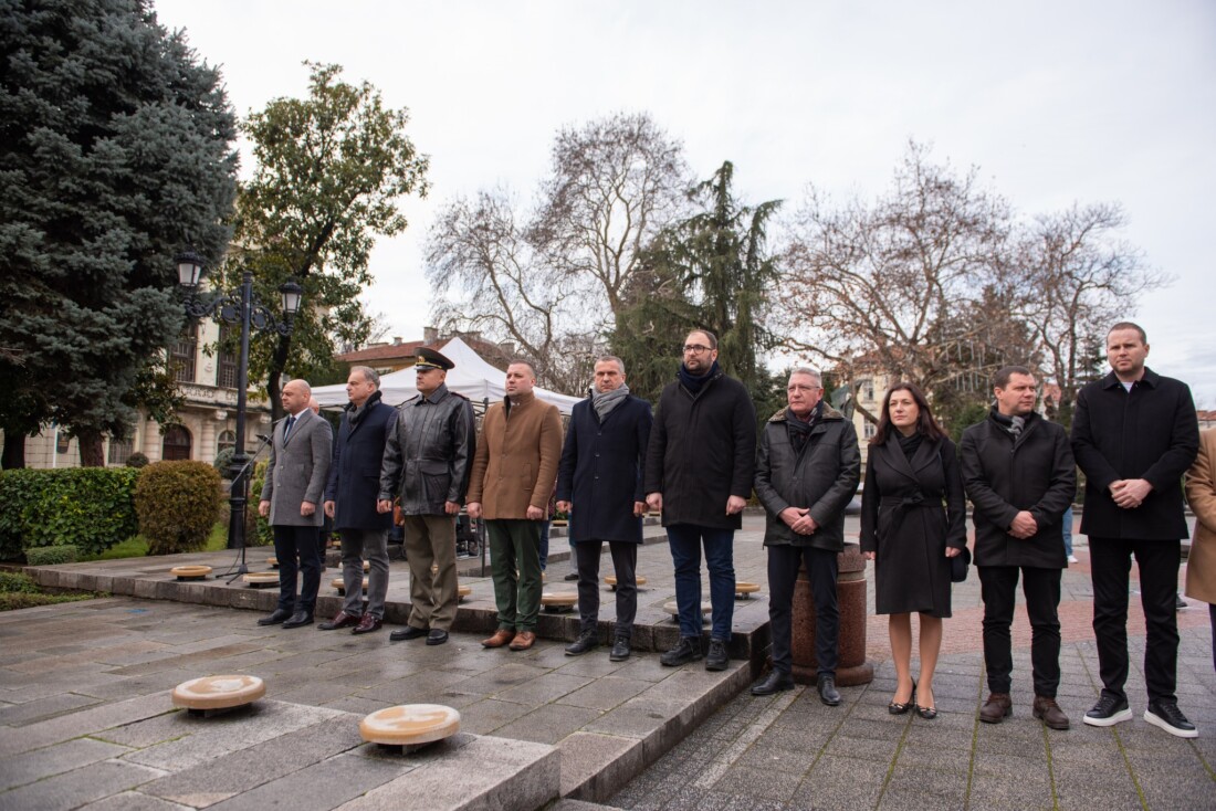 “И за опашката на дявола ще се хвана, ако трябва, но ще изтегля България“: Пловдив почете 172-та годишнина от рождението на Стефан Стамболов (СНИМКИ) 2 “И за опашката на дявола ще се хвана, ако трябва, но ще изтегля България“: Пловдив почете 172-та годишнина от рождението на Стефан Стамболов (СНИМКИ)