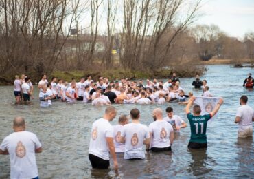 44-годишен пловдивчанин извади Богоявленския кръст от Марица, подари го на най-малкия участник в ритуала (СНИМКИ)