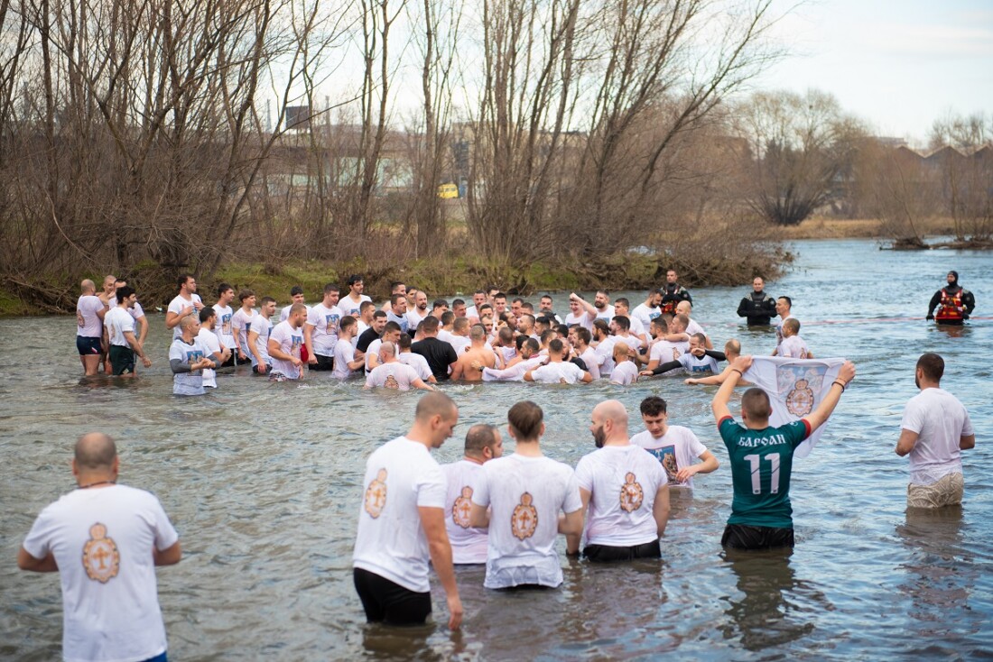44-годишен пловдивчанин извади Богоявленския кръст от Марица, подари го на най-малкия участник в ритуала (СНИМКИ)