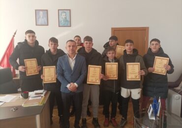 Похвално: Ученици намериха и върнаха на собственичката й голяма сума пари, документи и животоспасяващи лекарства