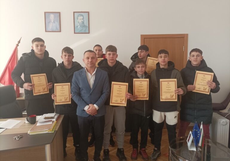 Похвално: Ученици намериха и върнаха на собственичката й голяма сума пари, документи и животоспасяващи лекарства